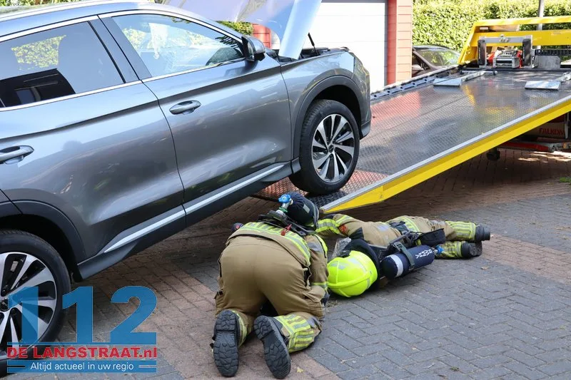 Automobilist wil auto parkeren maar auto word onbestuurbaar met een ravage als gevolg, houten balk van de carport doorboord voorruit 112 De Langstraat