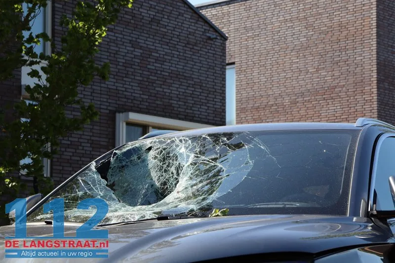 Automobilist wil auto parkeren maar auto word onbestuurbaar met een ravage als gevolg, houten balk van de carport doorboord voorruit 112 De Langstraat