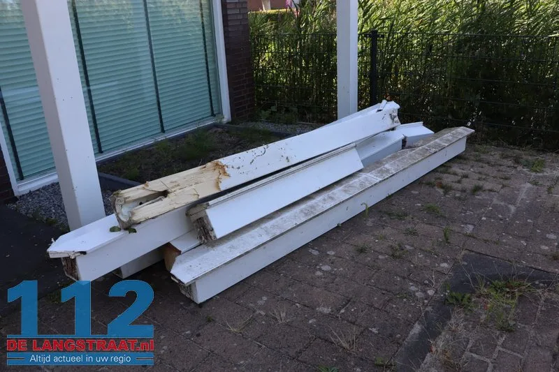 Automobilist wil auto parkeren maar auto word onbestuurbaar met een ravage als gevolg, houten balk van de carport doorboord voorruit 112 De Langstraat