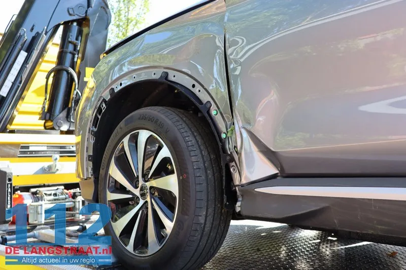 Automobilist wil auto parkeren maar auto word onbestuurbaar met een ravage als gevolg, houten balk van de carport doorboord voorruit 112 De Langstraat