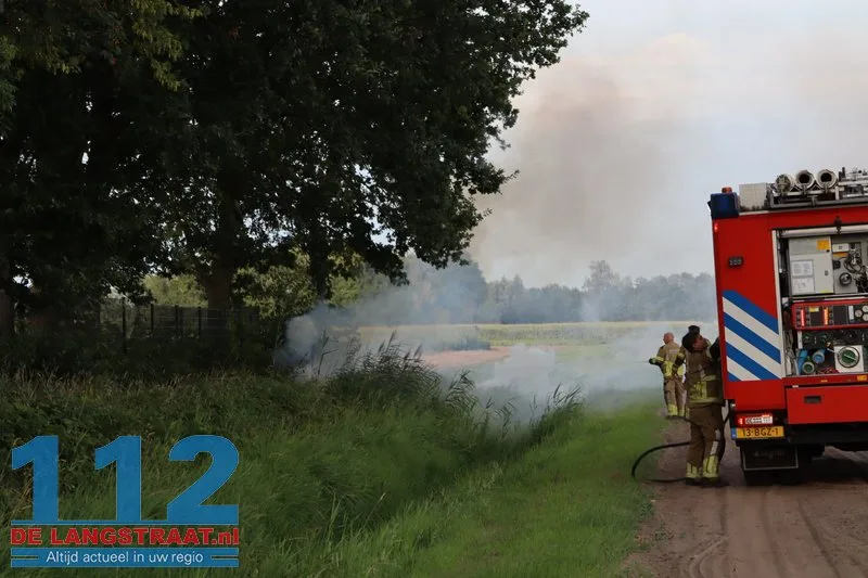 Bermbrand langs trainingsveld VV Berkdijk snel geblust door brandweer 112 De Langstraat