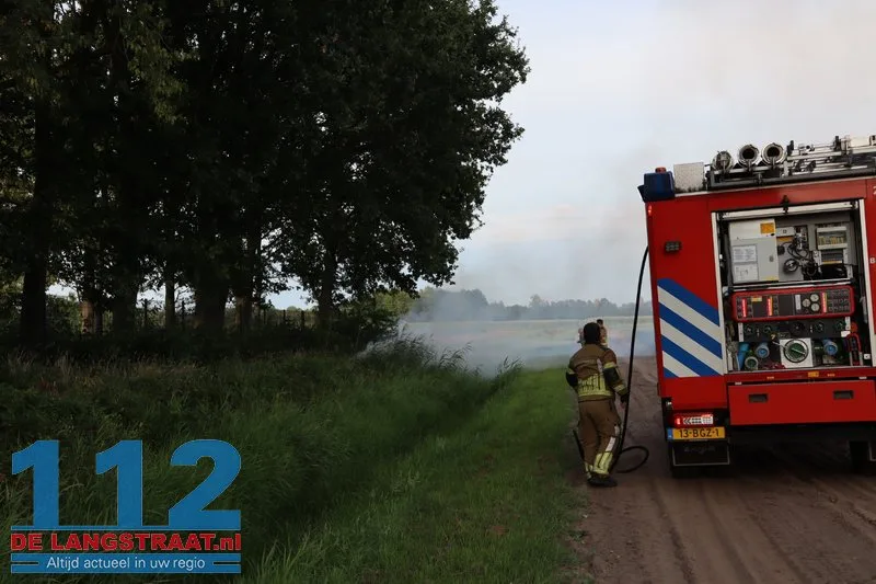 Bermbrand langs trainingsveld VV Berkdijk snel geblust door brandweer 112 De Langstraat