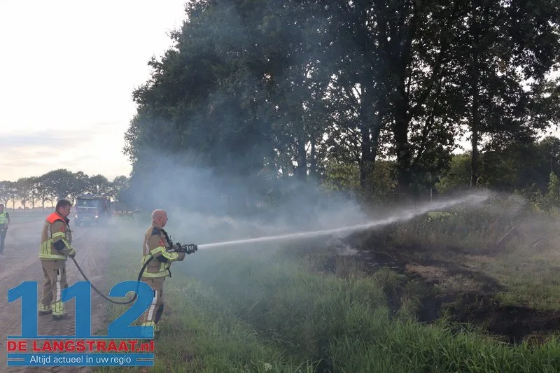 Bermbrand langs trainingsveld VV Berkdijk snel geblust door brandweer 112 De Langstraat