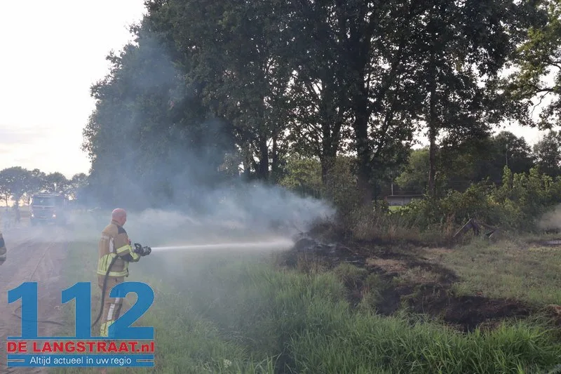 Bermbrand langs trainingsveld VV Berkdijk snel geblust door brandweer 112 De Langstraat