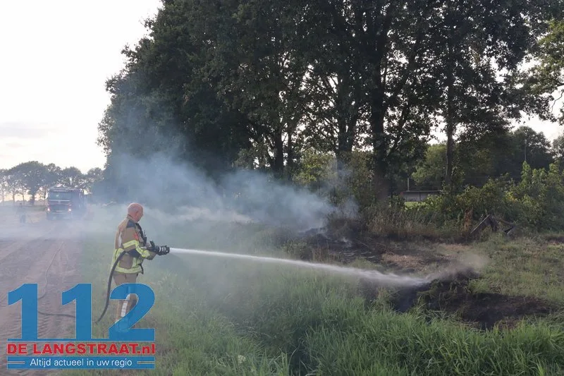 Bermbrand langs trainingsveld VV Berkdijk snel geblust door brandweer 112 De Langstraat