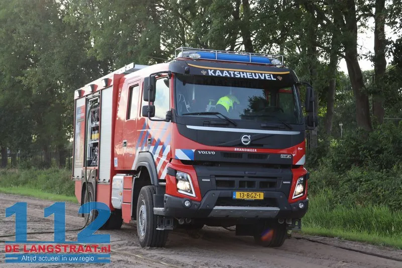 Bermbrand langs trainingsveld VV Berkdijk snel geblust door brandweer 112 De Langstraat