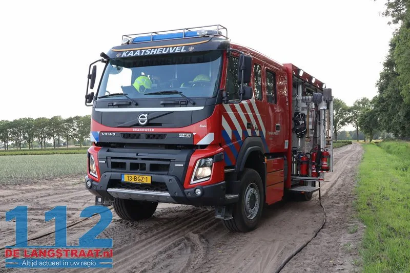 Bermbrand langs trainingsveld VV Berkdijk snel geblust door brandweer 112 De Langstraat
