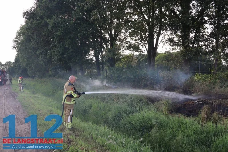Bermbrand langs trainingsveld VV Berkdijk snel geblust door brandweer 112 De Langstraat