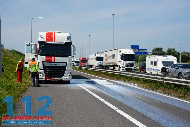Vrachtwagen verliest grote hoeveelheid witte vloeistof A59 Waalwijk oprit afgesloten. 112 De Langstraat