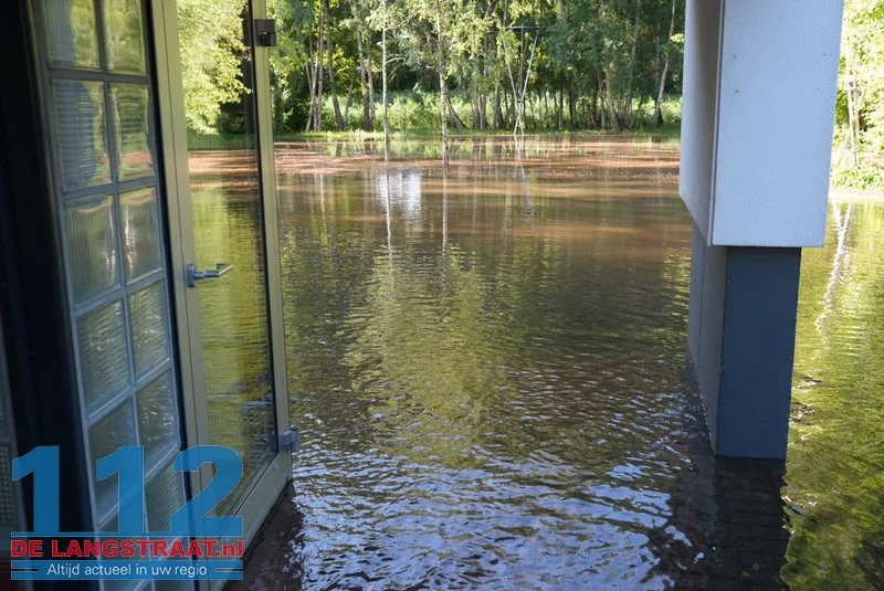 Bedrijfsterrein onder water na mislukte grondwaterpomp aan Taxiandriaweg Waalwijk 112 De Langstraat