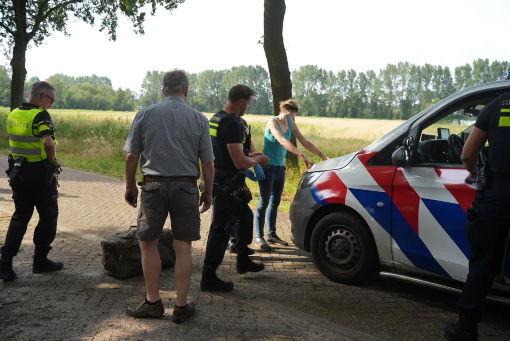 Twee branden bij boerderij in Waspik: politie vindt twee krakers en houdt vrouw aan 4 Twee branden bij boerderij in Waspik: politie vindt twee krakers en houdt vrouw aan 112 De Langstraat