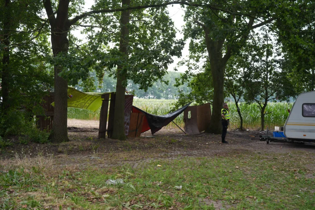 Twee branden bij boerderij in Waspik: politie vindt twee krakers en houdt vrouw aan 6 Twee branden bij boerderij in Waspik: politie vindt twee krakers en houdt vrouw aan 112 De Langstraat