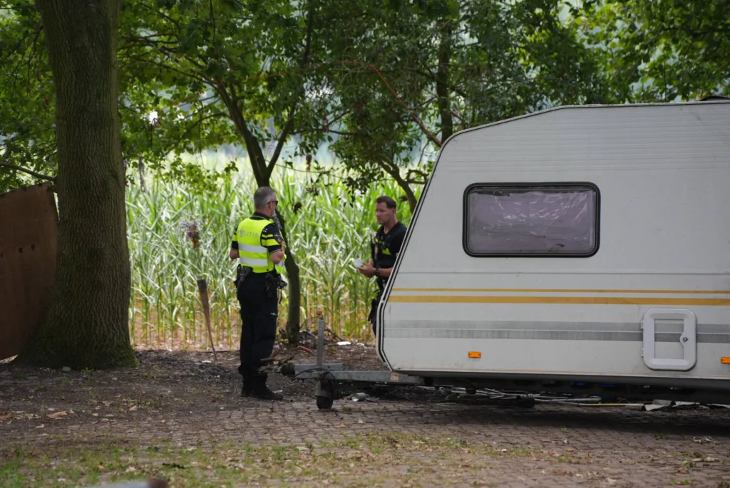 Twee branden bij boerderij in Waspik: politie vindt twee krakers en houdt vrouw aan 9 Twee branden bij boerderij in Waspik: politie vindt twee krakers en houdt vrouw aan 112 De Langstraat