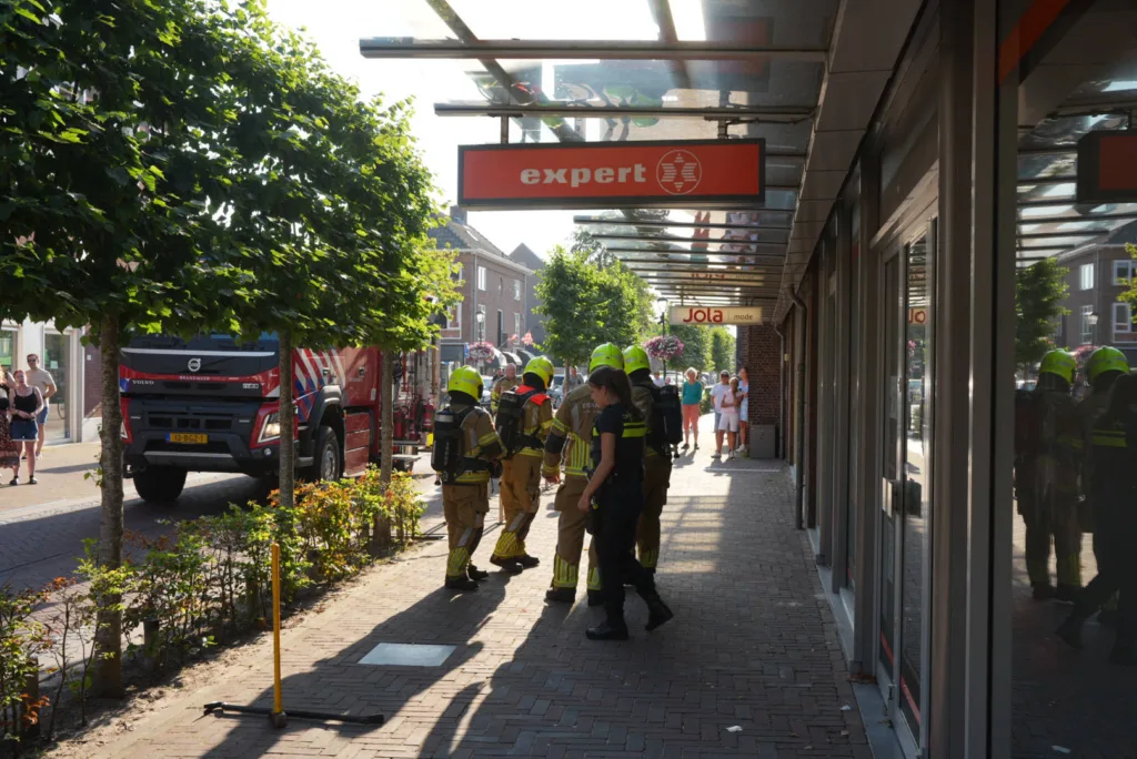 Winkel in Kaatsheuvel ineens vol rook door... rookmachine 112 De Langstraat