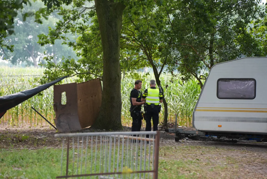 Twee branden bij boerderij in Waspik: politie vindt twee krakers en houdt vrouw aan 10 Twee branden bij boerderij in Waspik: politie vindt twee krakers en houdt vrouw aan 112 De Langstraat