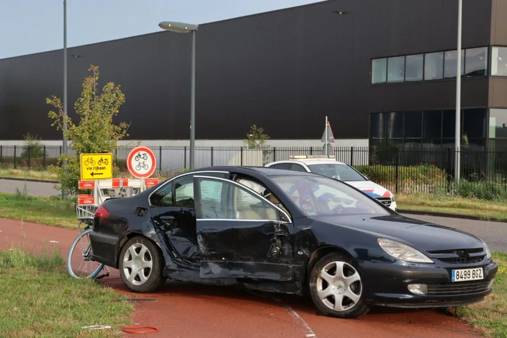 Opnieuw ongeval op Weteringweg ondanks nieuwe verkeerssituatie: Lantaarnpaal uit de grond gereden 112 De Langstraat