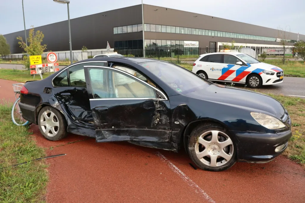 Opnieuw ongeval op Weteringweg ondanks nieuwe verkeerssituatie: Lantaarnpaal uit de grond gereden 112 De Langstraat