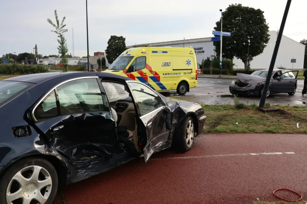 Opnieuw ongeval op Weteringweg ondanks nieuwe verkeerssituatie: Lantaarnpaal uit de grond gereden 112 De Langstraat