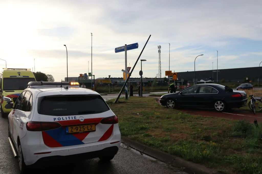 Opnieuw ongeval op Weteringweg ondanks nieuwe verkeerssituatie: Lantaarnpaal uit de grond gereden 112 De Langstraat