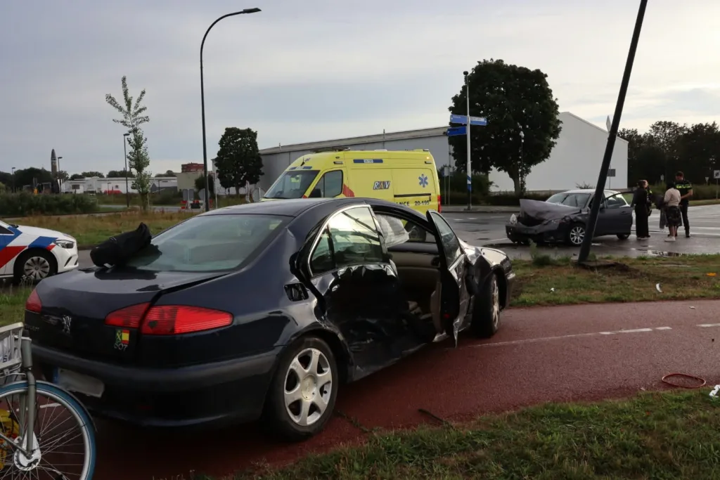 Opnieuw ongeval op Weteringweg ondanks nieuwe verkeerssituatie: Lantaarnpaal uit de grond gereden 112 De Langstraat