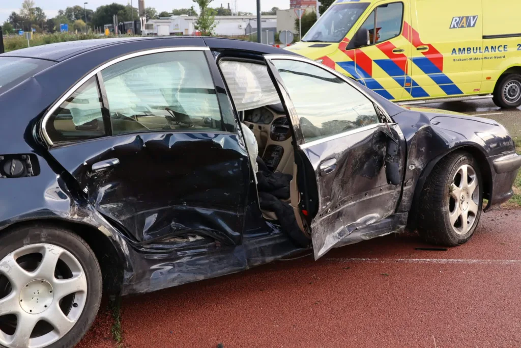 Opnieuw ongeval op Weteringweg ondanks nieuwe verkeerssituatie: Lantaarnpaal uit de grond gereden 112 De Langstraat