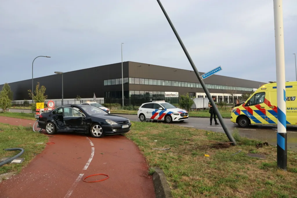 Opnieuw ongeval op Weteringweg ondanks nieuwe verkeerssituatie: Lantaarnpaal uit de grond gereden 112 De Langstraat