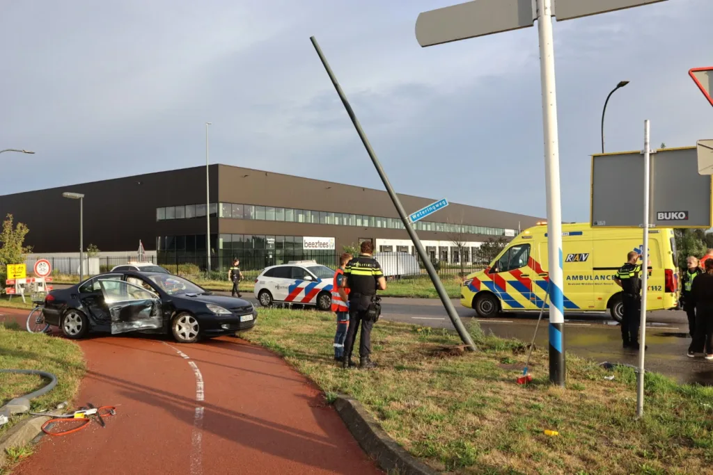 Opnieuw ongeval op Weteringweg ondanks nieuwe verkeerssituatie: Lantaarnpaal uit de grond gereden 112 De Langstraat