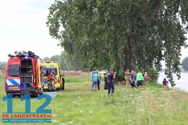 Zoektocht naar vermiste man in rivier bij Waspik: mogelijk ging hij zwemmen nadat de brandstof van de boot op was 112 De Langstraat