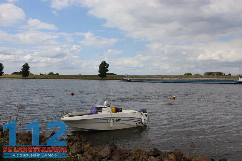 Man (67) verdronken na sprong van boot in de Bergsche Maas bij Waspik 1 Man (67) verdronken na sprong van boot in de Bergsche Maas bij Waspik 112 De Langstraat