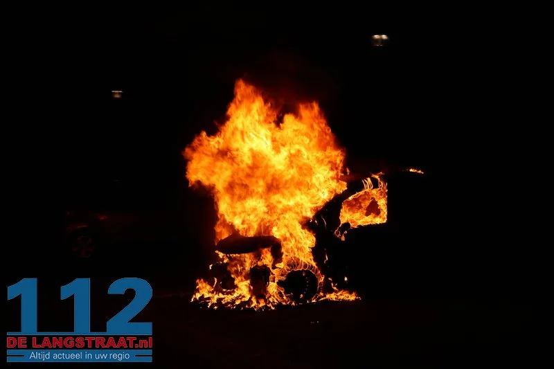 Buurt opgeschrikt door felle autobrand in rustige straat Kaatsheuvel 112 De Langstraat