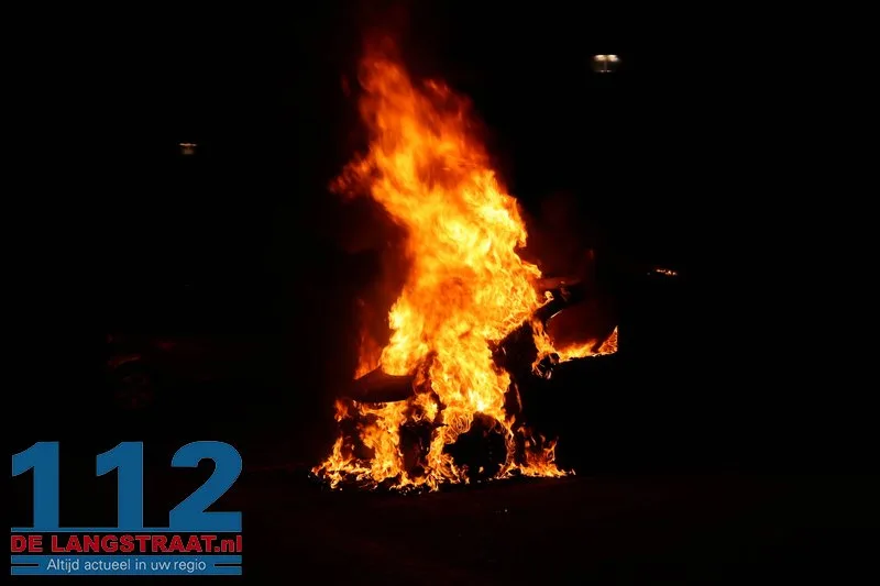 Buurt opgeschrikt door felle autobrand in rustige straat Kaatsheuvel 112 De Langstraat