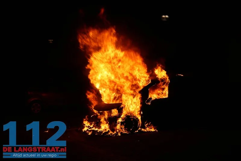 Buurt opgeschrikt door felle autobrand in rustige straat Kaatsheuvel 112 De Langstraat