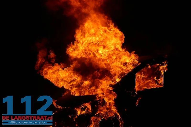 Buurt opgeschrikt door felle autobrand in rustige straat Kaatsheuvel 112 De Langstraat