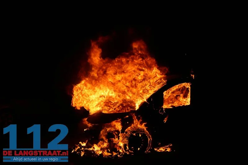 Buurt opgeschrikt door felle autobrand in rustige straat Kaatsheuvel 112 De Langstraat