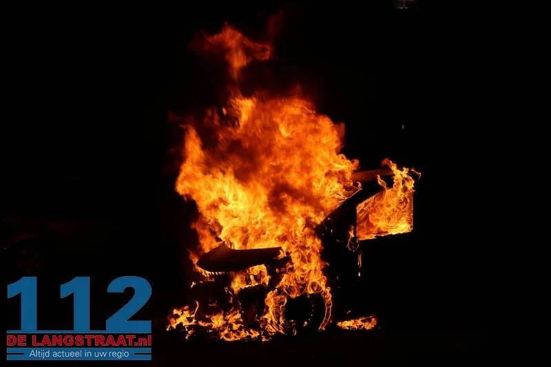 Buurt opgeschrikt door felle autobrand in rustige straat Kaatsheuvel 112 De Langstraat