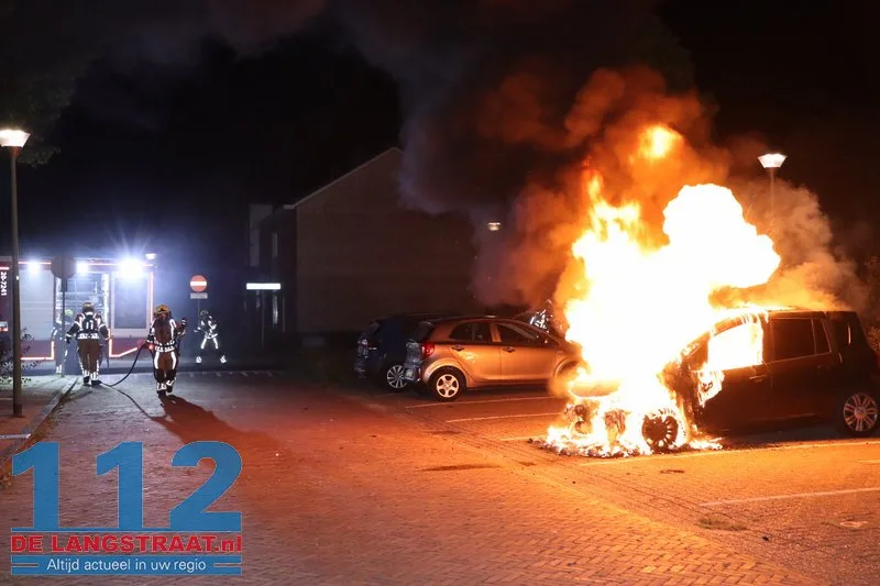 Buurt opgeschrikt door felle autobrand in rustige straat Kaatsheuvel 112 De Langstraat