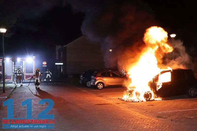 Buurt opgeschrikt door felle autobrand in rustige straat Kaatsheuvel 112 De Langstraat