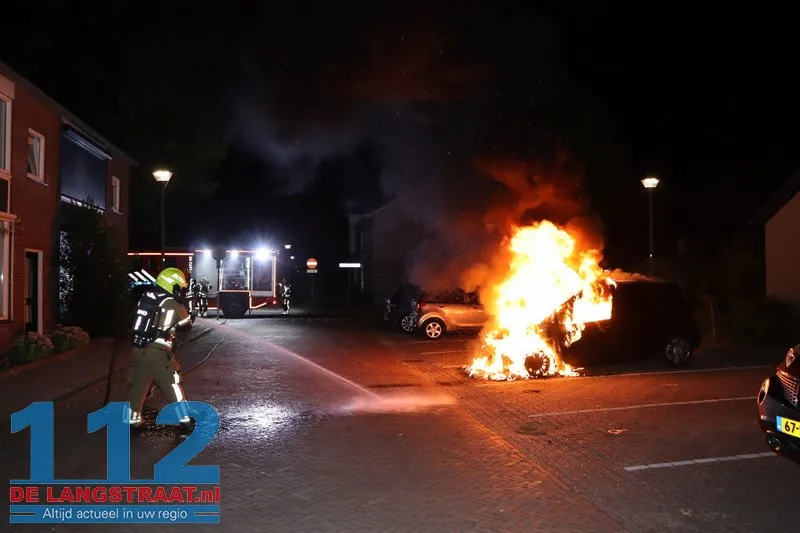Buurt opgeschrikt door felle autobrand in rustige straat Kaatsheuvel 112 De Langstraat