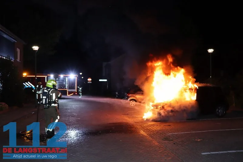 Buurt opgeschrikt door felle autobrand in rustige straat Kaatsheuvel 112 De Langstraat