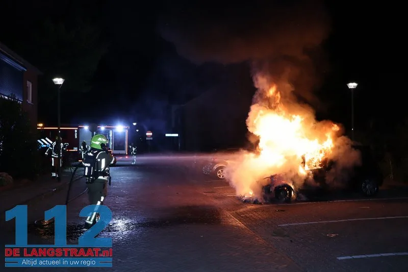 Buurt opgeschrikt door felle autobrand in rustige straat Kaatsheuvel 112 De Langstraat