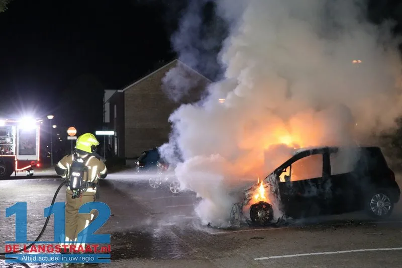 Buurt opgeschrikt door felle autobrand in rustige straat Kaatsheuvel 112 De Langstraat