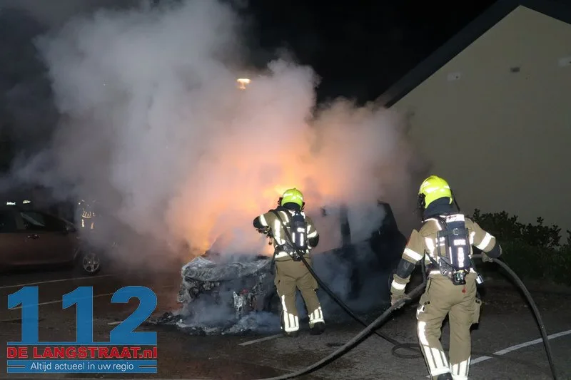 Buurt opgeschrikt door felle autobrand in rustige straat Kaatsheuvel 112 De Langstraat
