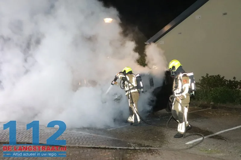 Buurt opgeschrikt door felle autobrand in rustige straat Kaatsheuvel 112 De Langstraat