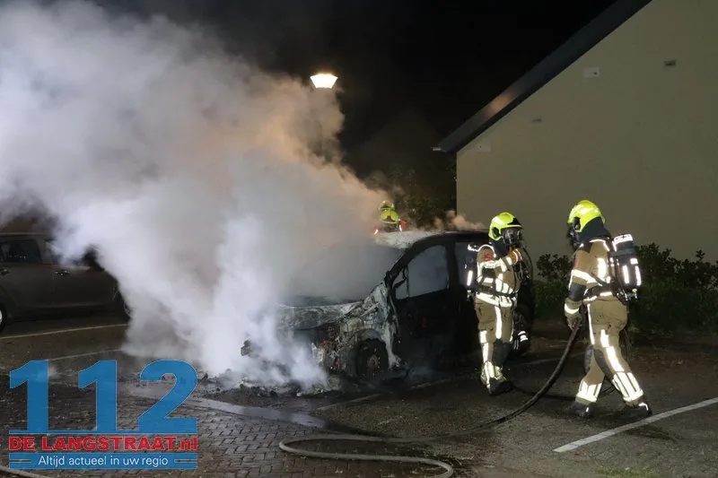 Buurt opgeschrikt door felle autobrand in rustige straat Kaatsheuvel 112 De Langstraat