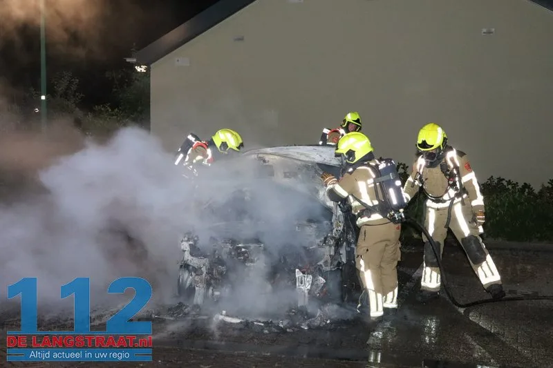 Buurt opgeschrikt door felle autobrand in rustige straat Kaatsheuvel 112 De Langstraat