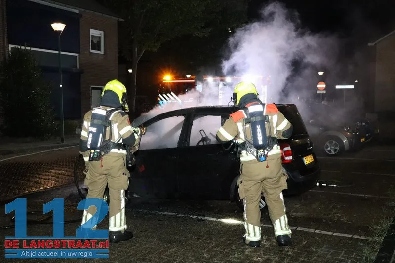 Buurt opgeschrikt door felle autobrand in rustige straat Kaatsheuvel 112 De Langstraat