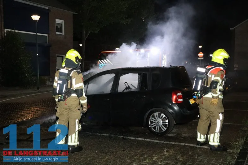 Buurt opgeschrikt door felle autobrand in rustige straat Kaatsheuvel 112 De Langstraat