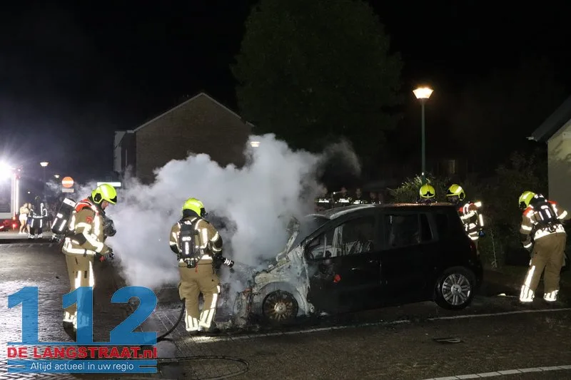 Buurt opgeschrikt door felle autobrand in rustige straat Kaatsheuvel 112 De Langstraat