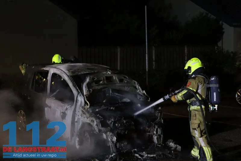 Buurt opgeschrikt door felle autobrand in rustige straat Kaatsheuvel 112 De Langstraat
