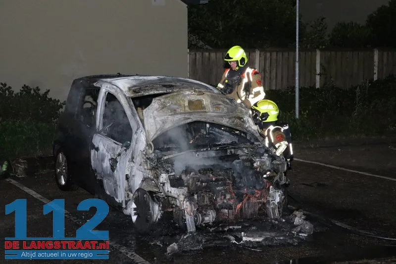 Buurt opgeschrikt door felle autobrand in rustige straat Kaatsheuvel 112 De Langstraat